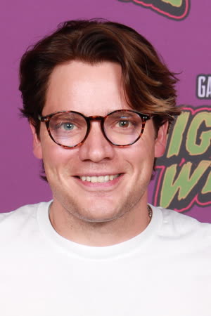 Portræt af Dominic Sherwood