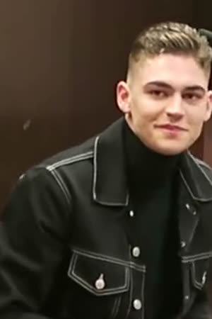 Portræt af Hero Fiennes Tiffin