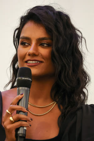 Portræt af Simone Ashley